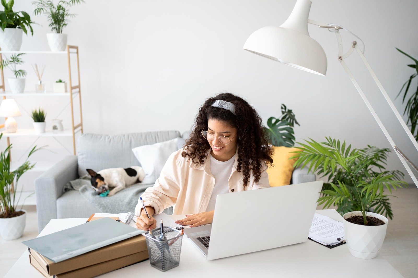 Ragazza al lavoro in Smart Working